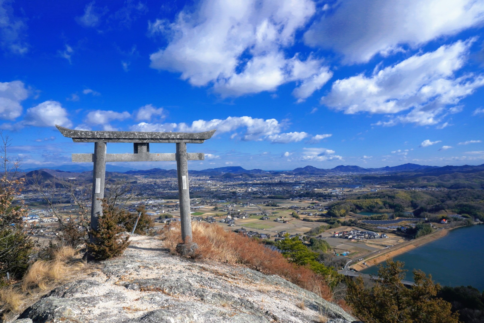 街の大パノラマと鳥居が絶景の「東の天空の鳥居」