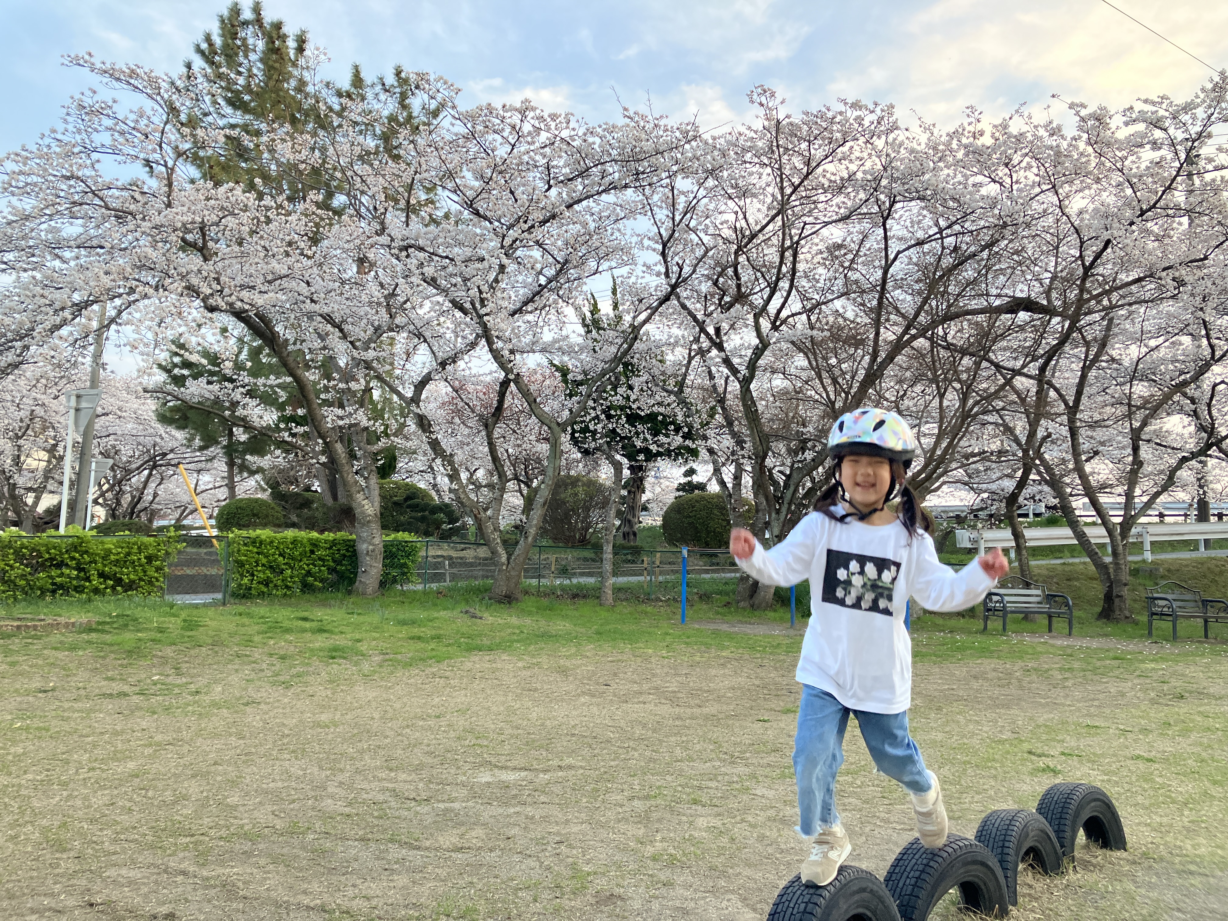 家の近所にある桜並木の公園で遊ぶ娘さん。