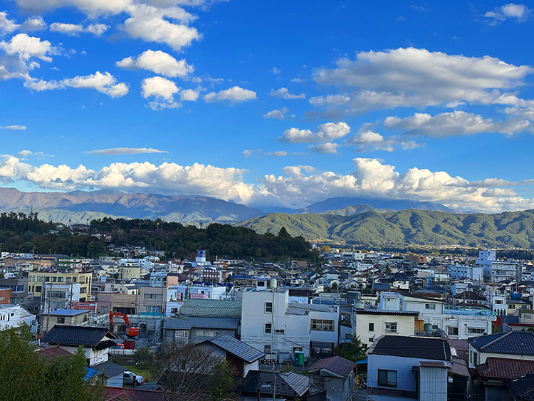伊那市立伊那小学校から見える町並みとアルプス