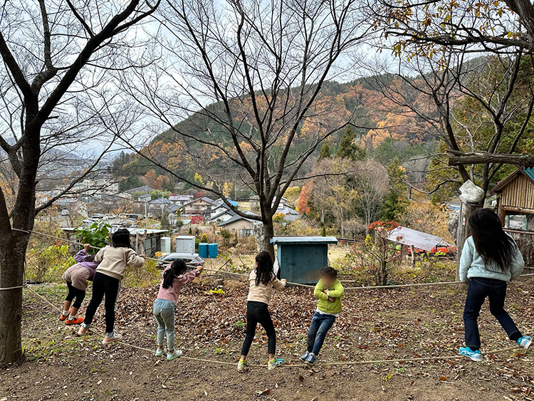 木に渡した２本のロープだけでつくられたシンプルな手づくり遊具は、子どもたちのお気に入り