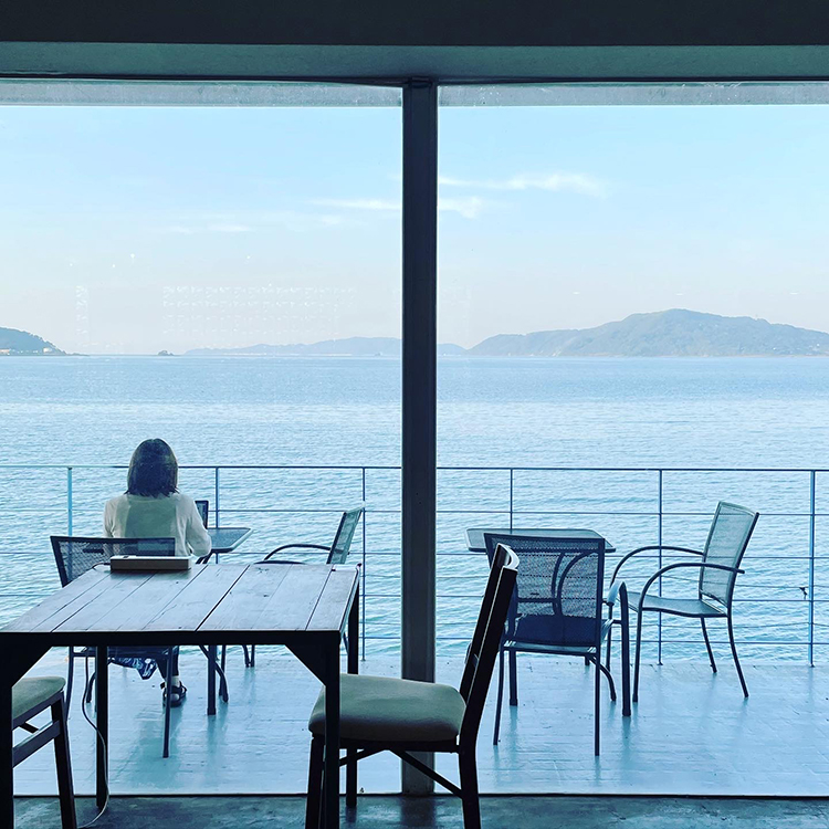 海辺の近くで遠藤さんが利用しているオフィス