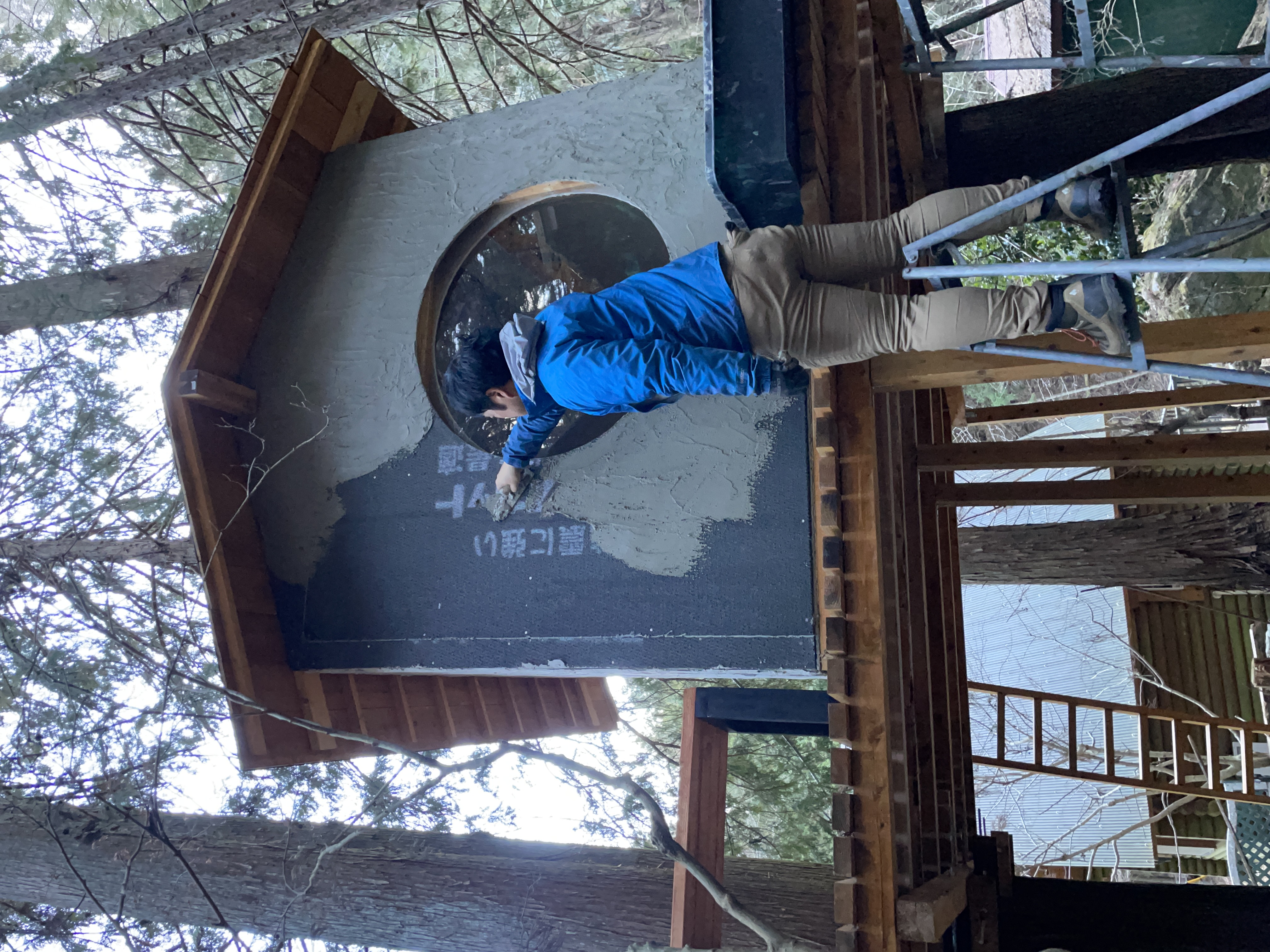 ツリーハウス茶室サウナをDIYしていた時の様子