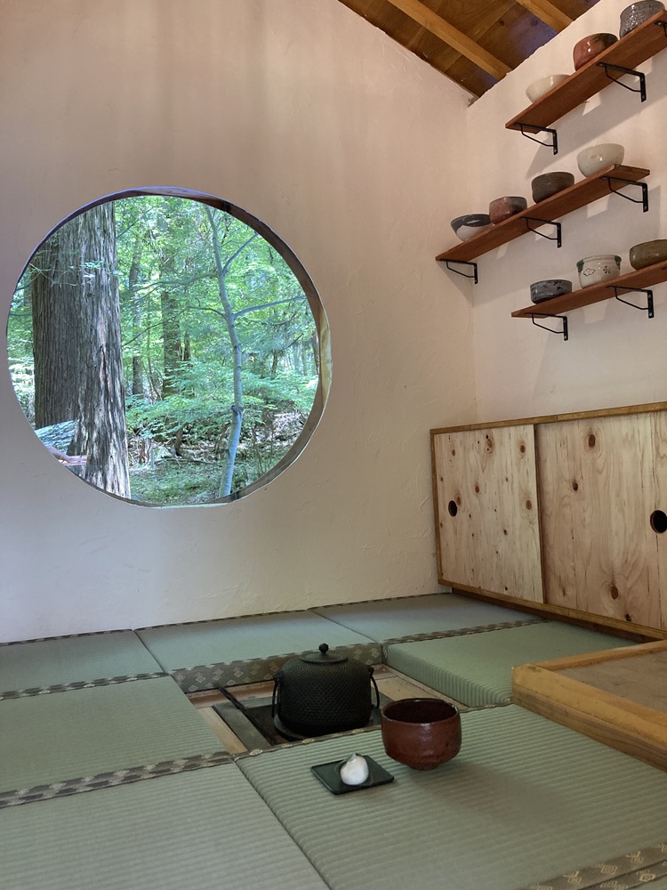 茶室。路地裏BARとともに子どもたちにも大人気の隠れ家空間