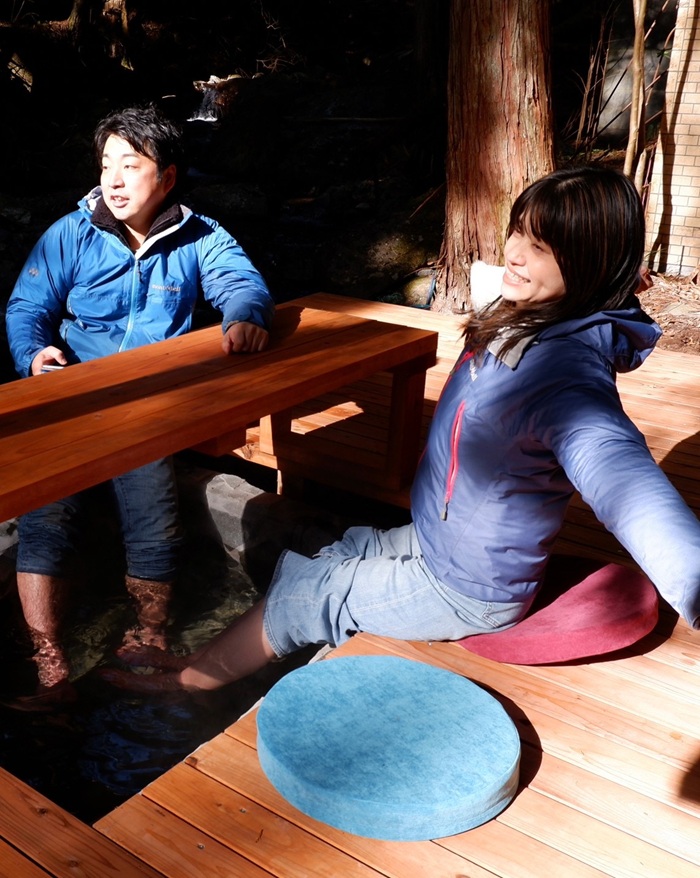 DIYでつくった足湯。季節の変化を楽しめるのも地方暮らしの魅力