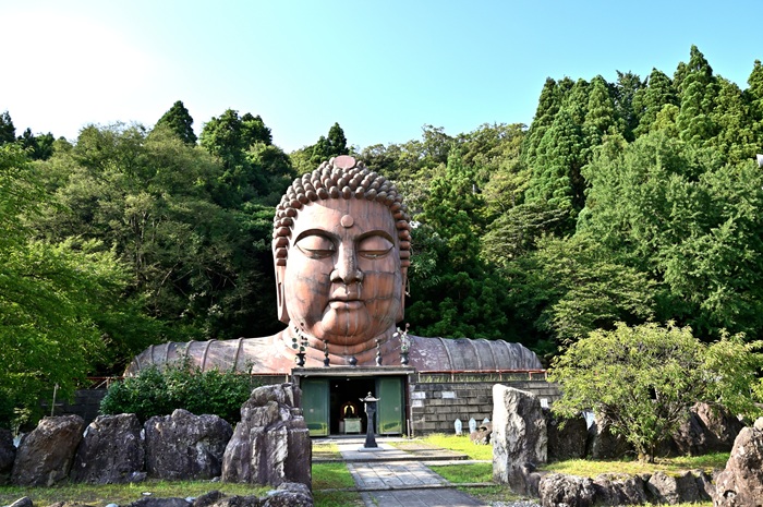 小松市は古墳時代から「石の文化」が育まれており、平成28年度に日本遺産に認定された。県内随一のミステリースポット「ハニベ巌窟（がんくつ）院」もその文化の一つ