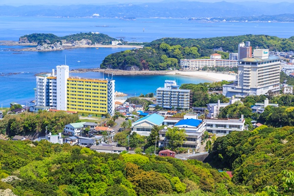 白い砂浜が美しい白良浜では海水浴やマリンスポーツ、のんびりとした散策が楽しめる。南紀白浜温泉も有名で、海岸に面した露天風呂などが楽しめる