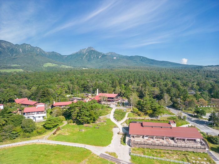 1938年に清里開拓の父ポール・ラッシュ博士が建設した研修施設「清泉寮」。現在は総合宿泊施設として営業するほか、牧草地や自然歩道にて各種体験プログラムの開催やジャージー牛の放牧を行っている