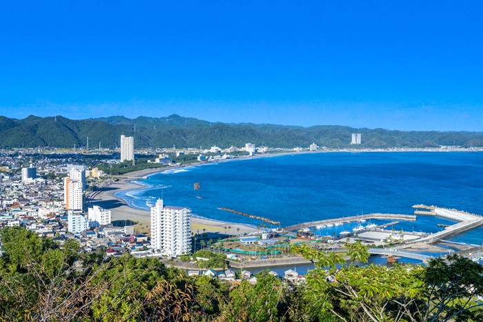 海抜110mの地点に位置する魚見塚展望台からは、前原海岸や鴨川松島、仁右衛門島など三方に開けていて、太平洋や鴨川の市街地を一望できる