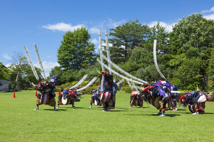 民俗芸能の宝庫である岩手県北上市。2025年で64回目を迎えた「北上·みちのく芸能まつり」は、北上市などで活動する各団体がその芸を披露する民俗芸能の祭典だ。仏の化身である鬼の面を被った鬼剣舞（おにけんばい）や地域ごとに異なる鹿踊（ししおどり）、さらには神楽や虎舞、田植踊など、披露される民俗芸能は100組以上！