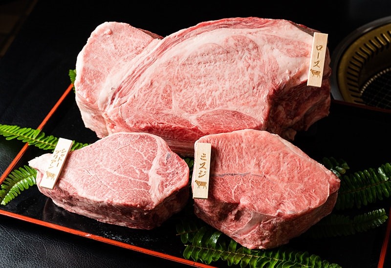 肉は純国産黒毛和牛のA5ランク。仕入れ時期によって「佐賀牛」などの高級ブランド牛に出会えることも
