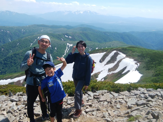 休日には家族で山登りを楽しむ﨑原さんご家族。左から元貴さん、実徳くん、敬子さん