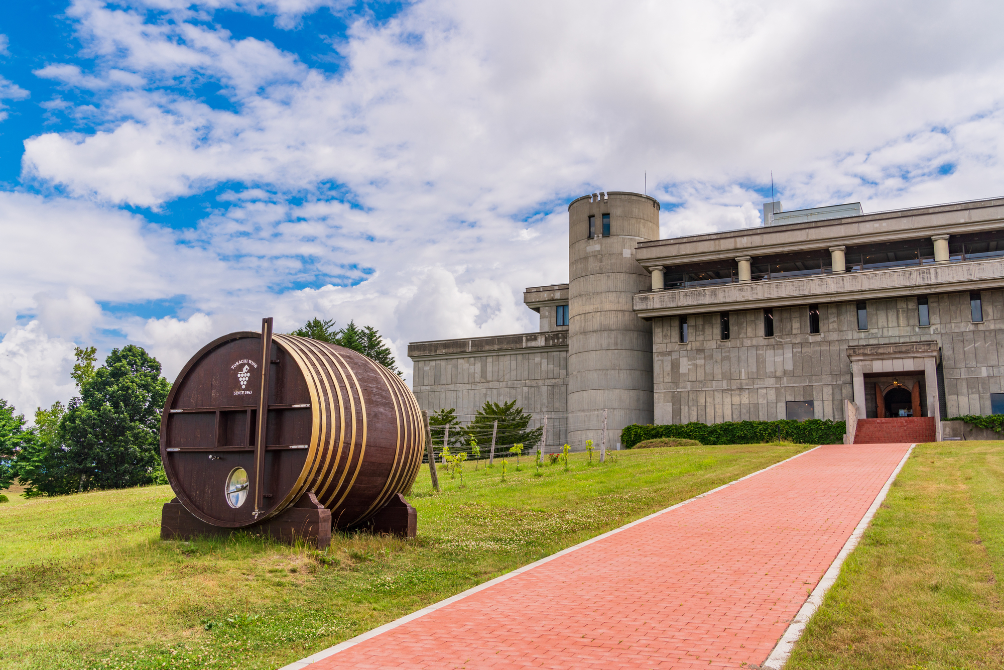 十勝ワインの魅力を体験できる「いけだワイン城」は、ヨーロッパの古城を思わせる外観で親しまれている