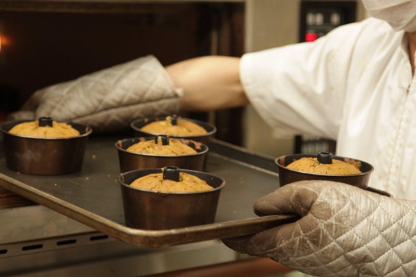 誕生以来ずっと自社製造。手焼きにこだわっている
画像提供：石井物産株式会社