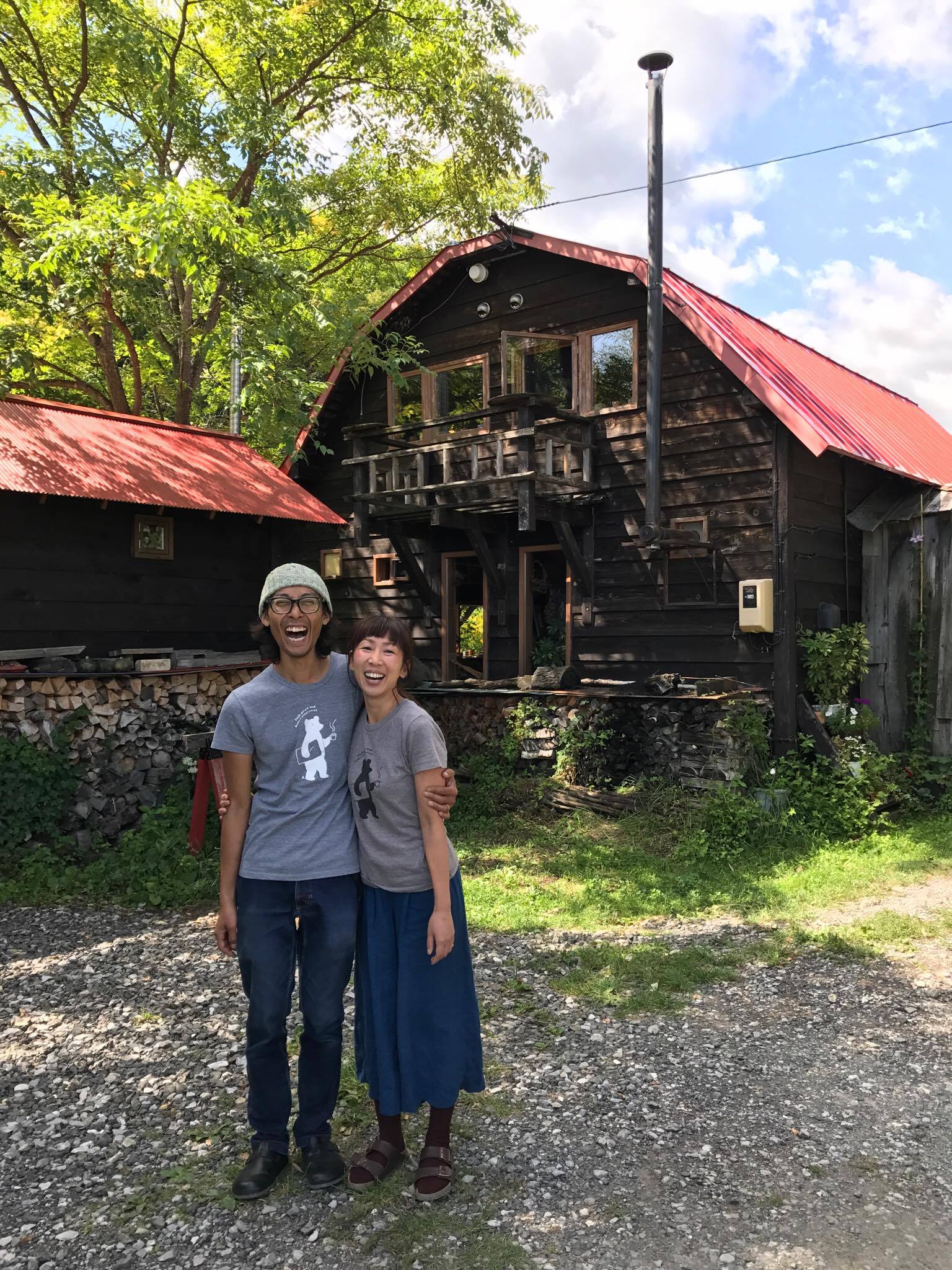 「cafeゴリョウ」の店舗前でカメラにとびきりの笑顔を見せてくれたオーナーの澤井雅樹さん・加菜子さん夫妻