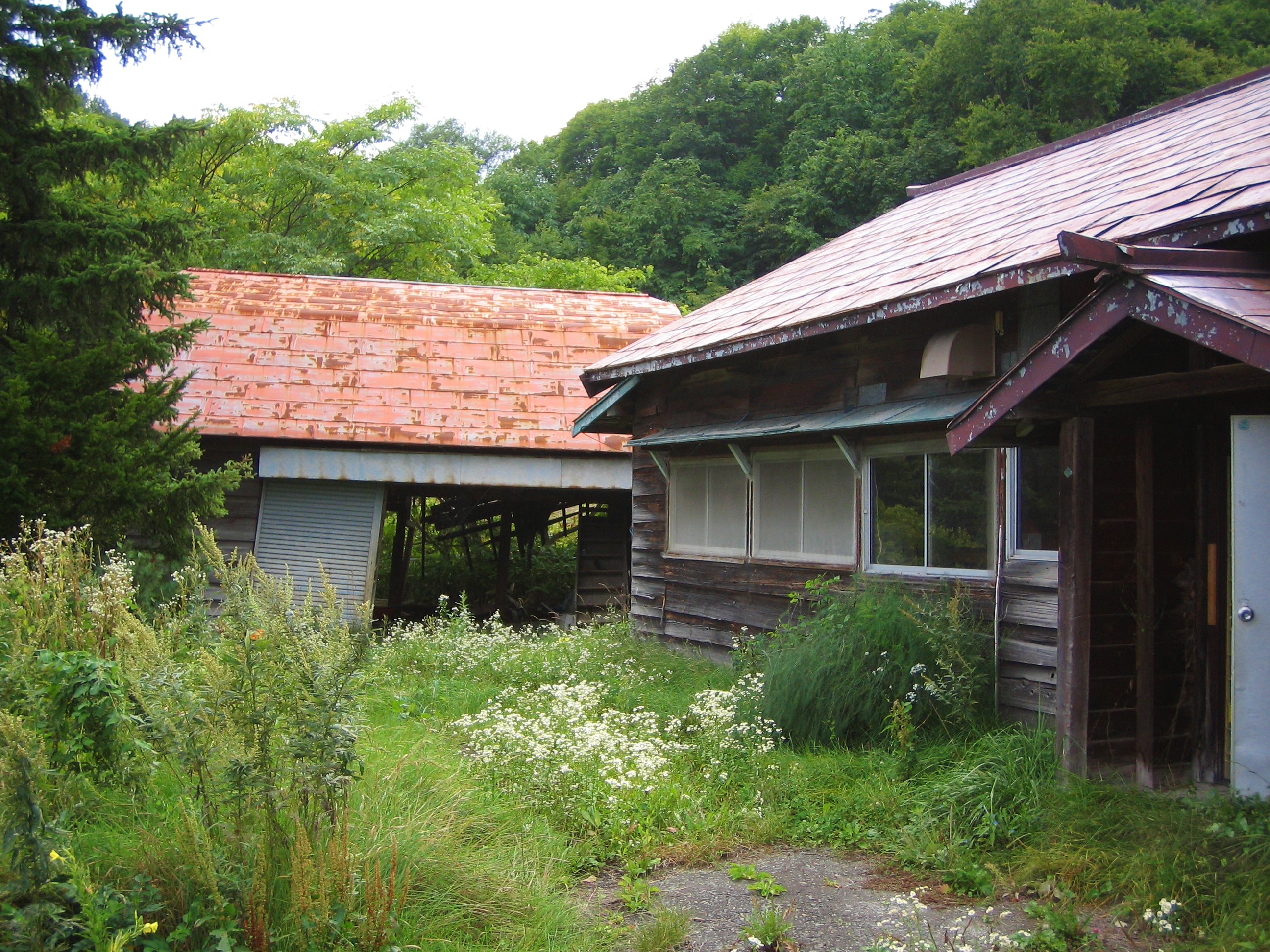 当時、築80年を超える古い納屋。自然に囲まれた静かな環境に惹かれ、この建物を修理して暮らしたいという思いが芽生えた