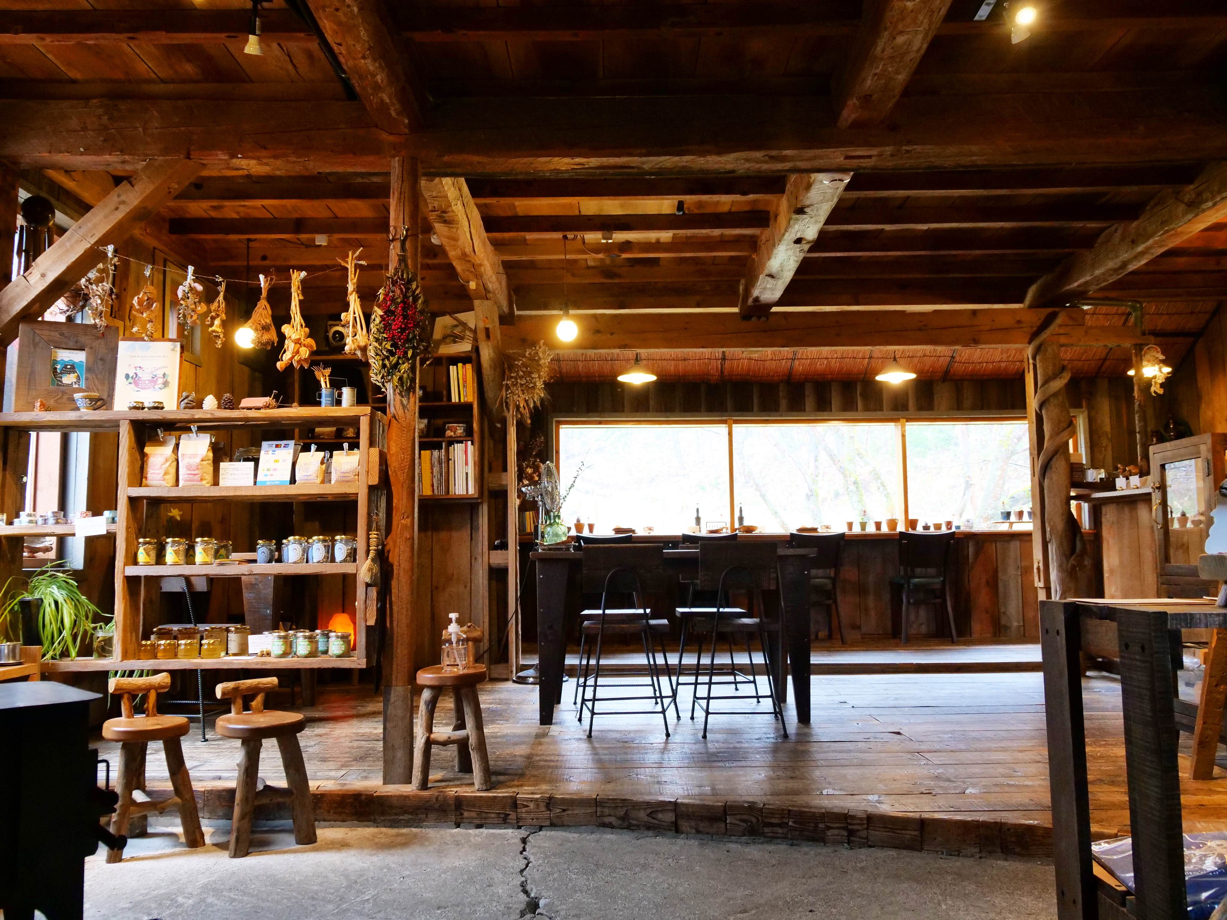 2人のこだわりが詰まったcafeゴリョウの店内。柔らかな木漏れ日が射しこみ、穏やかな時間が流れていく