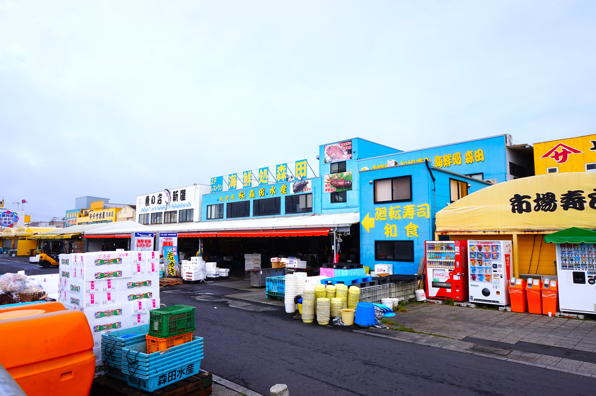 新鮮な魚介類があつまる「おさかな市場」