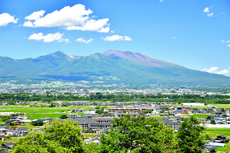 佐久平駅周辺から浅間山方面をのぞむ。佐久平駅周辺にはビジネスホテルや飲食店が多い