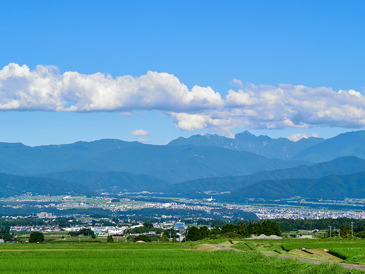 伊那市の権兵衛トンネル周辺から南アルプス方面をのぞむ