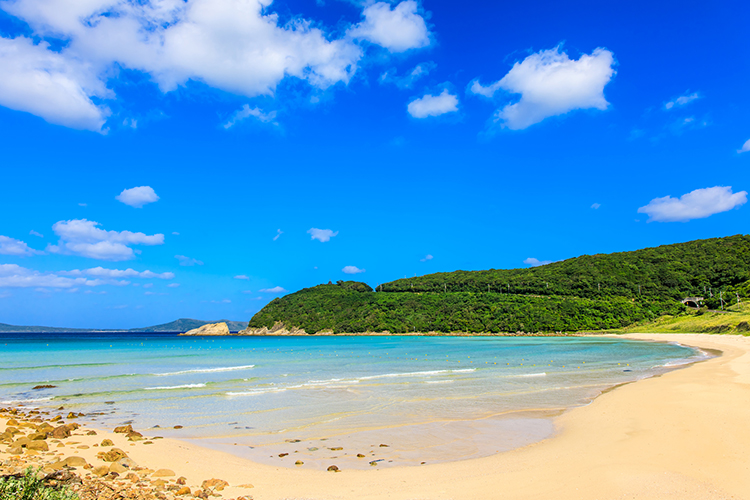 五島を代表する高浜海水浴場は、「日本の渚100選」や「日本の水浴場88選」に選ばれている
