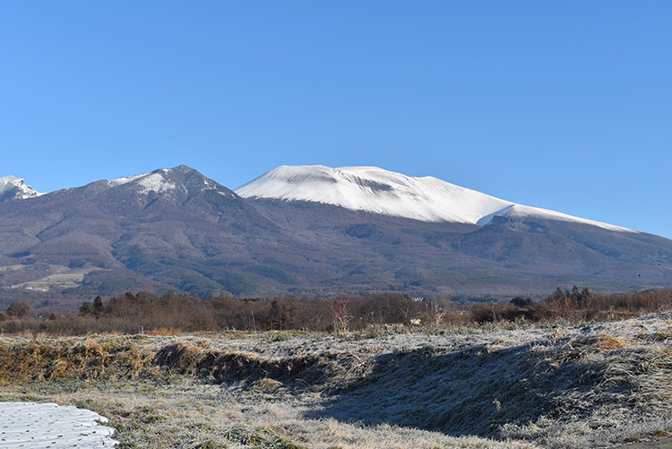 長野県と群馬県の県境にそびえたつ浅間山。四季折々で山の色や景色が変わっていく
