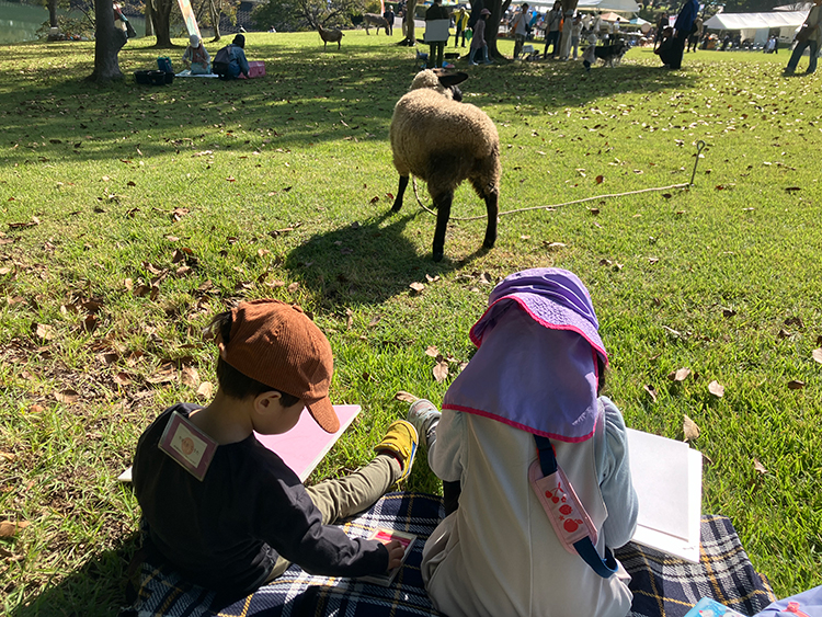 子どもが楽しめるイベントも豊富。市主催の「スケッチ大会」では、実際に動物たちを目の前で見ながらスケッチを楽しめる