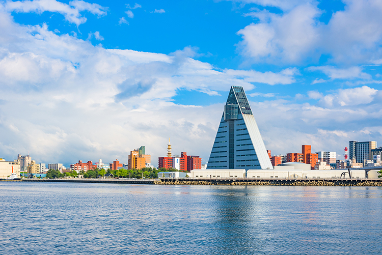 青森県観光物産館アスパムは、高さ76m、正三角形のビル。青森市のランドマークとして親しまれている