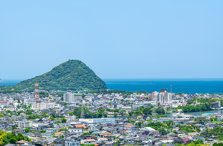 萩市の街並み。かつて萩城が築かれた「指月山」が美しい