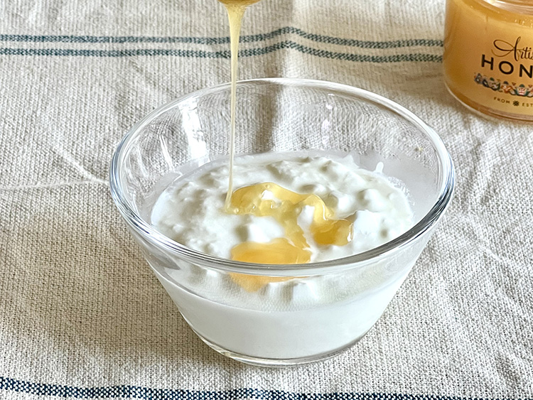 ヨーグルトの酸味と生はちみつの優しい甘さが、朝の時間をさわやかにしてくれる