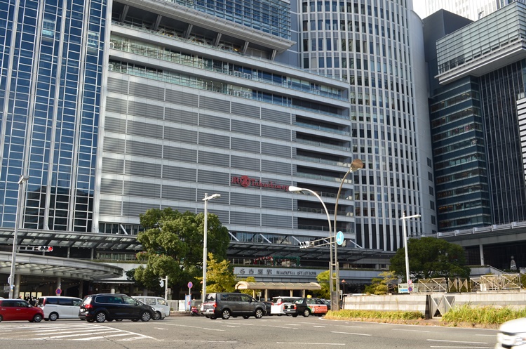 名古屋駅の桜通口と駅ビル「JRセントラルタワーズ」