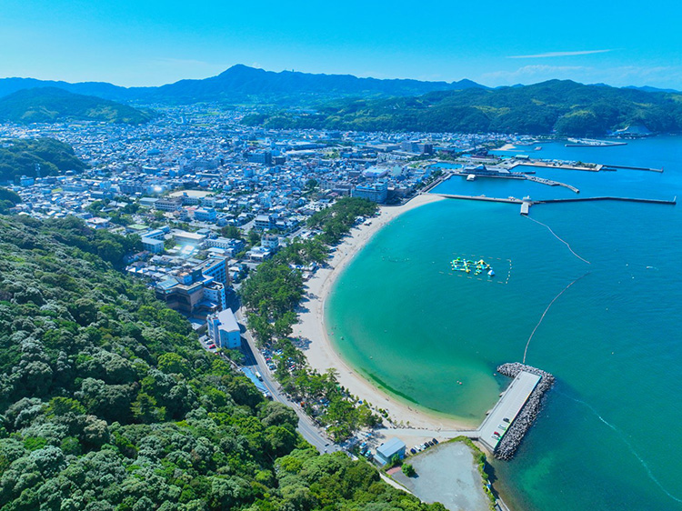 淡路島の中部に位置する洲本市の海岸線