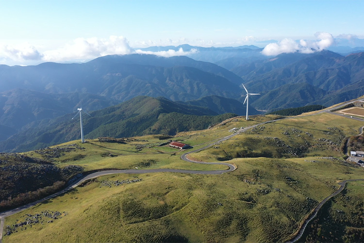 愛媛県と高知県の県境に広がる四国カルスト。白い岩肌の石灰岩が点在する大草原は、ドライブスポットとしても人気