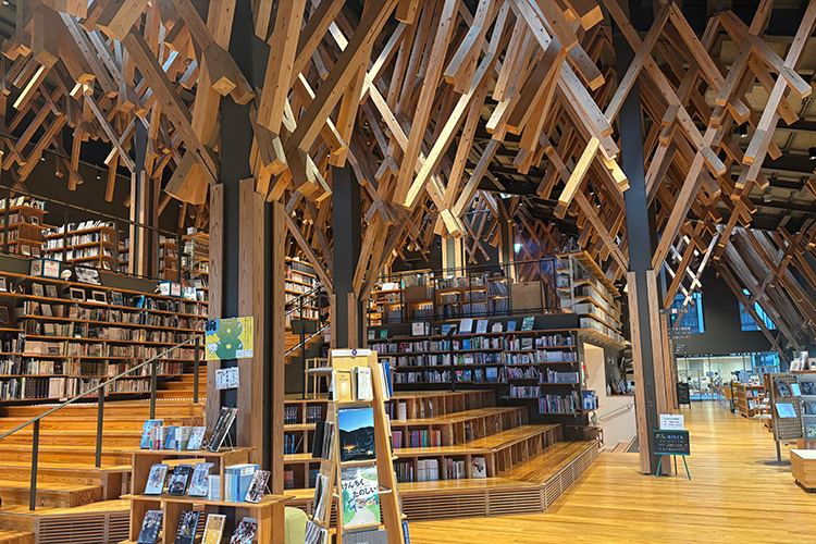 図書館の館内。木の感触を楽しめるよう、靴を脱いで入館します