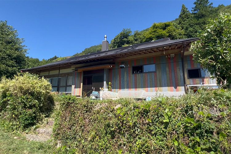 尾森さんのご自宅。家の周囲には自然がいっぱい。近隣を気にする必要もなく、のびやかに子育てを楽しめる環境です
