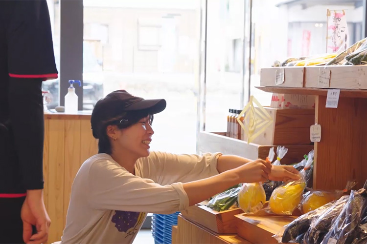 「まちの駅ゆすはら」にて、野菜を納品中