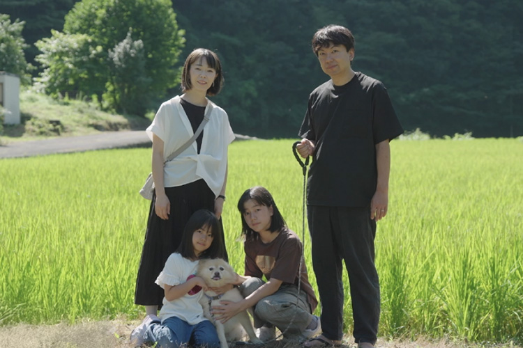 高見さんご家族。写真上段左から美希さん、真平さん。下段左から詩子ちゃん、琴子さん