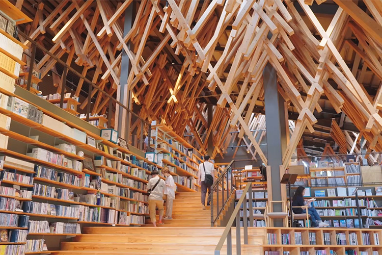 琴子さんが気に入ったという「雲の上の図書館」の内観。梼原産の木材がふんだんに使われています