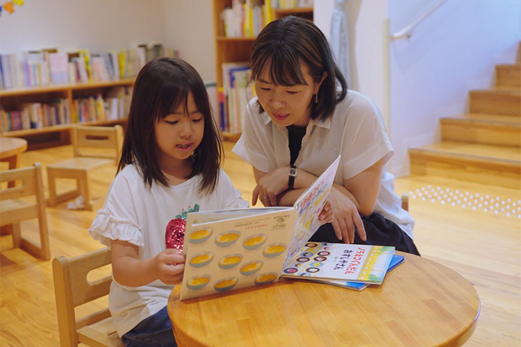 「雲の上の図書館」の1階では、親子で絵本を読むことはもちろん、寝そべったりしてもOK。思い思いのスタイルでのんびりと過ごせる場所です