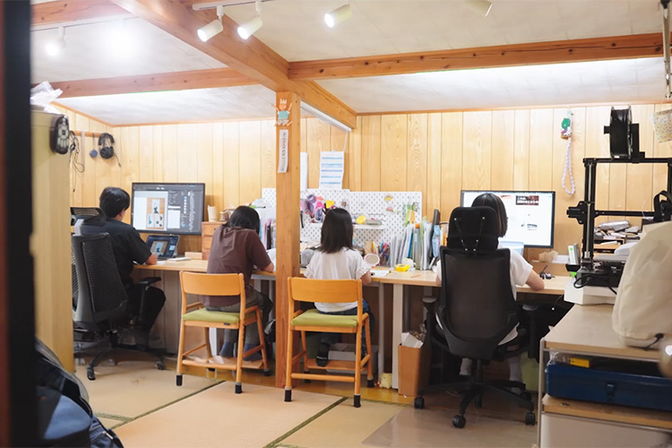 お仕事部屋の様子。家族が一列に並んで仕事や勉強ができます