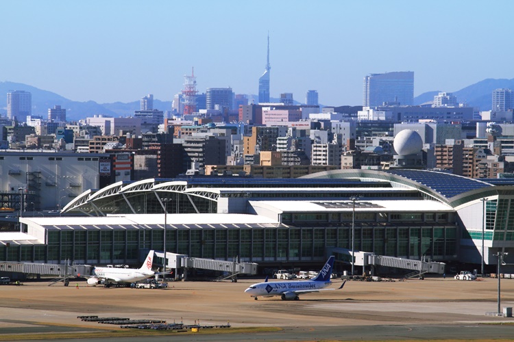 年間2400万人が利用する福岡空港。東アジアでトップ級の国際空港を目指し、多彩な施策が行われています