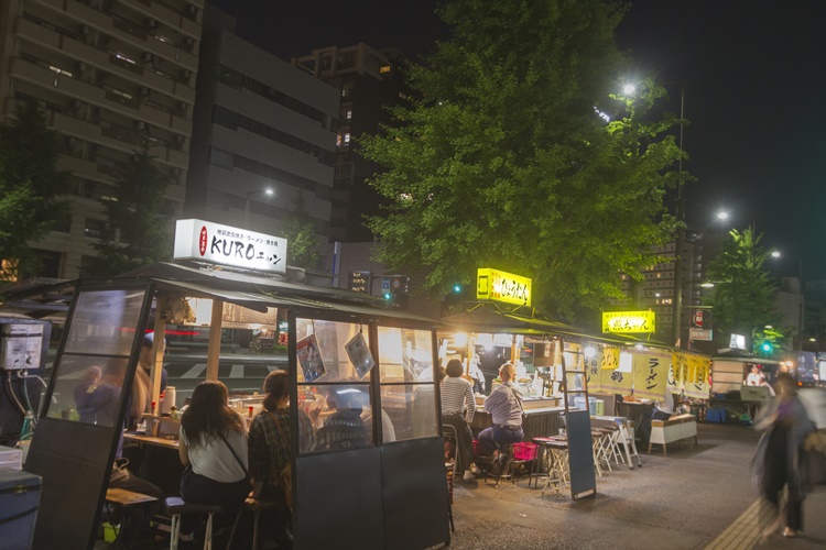 福岡市の代表的な食文化といえる屋台。2021年10月現在、天神・中洲・博多・長浜で約100軒が営業中です