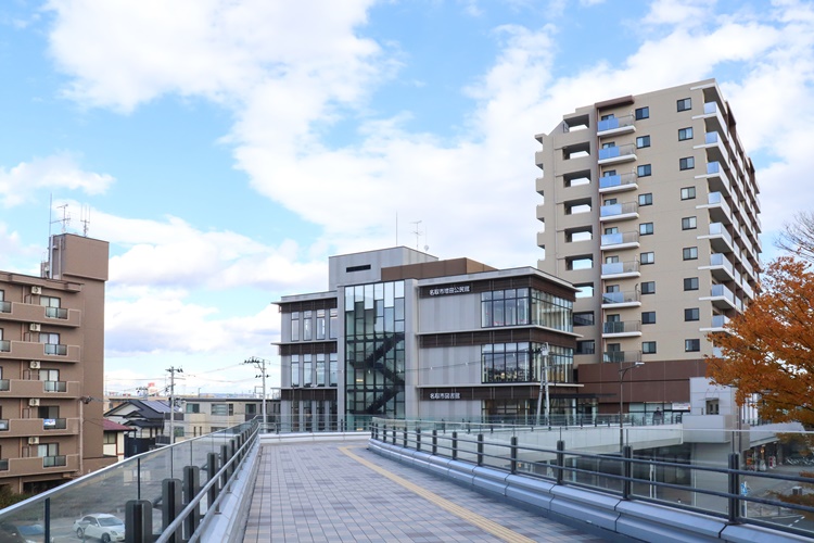 名取駅2階からペデストリアンデッキを歩いて再開発ビルへ楽々行けます