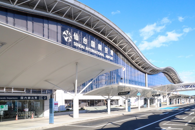 外観の波打つような曲線が格好いい仙台空港のターミナルビル