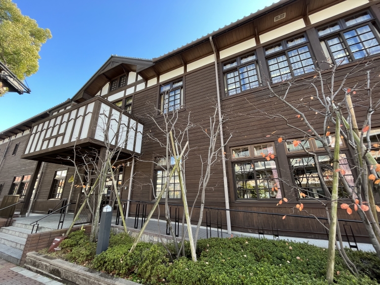 ▲千里山・佐井寺図書館は地元の小学校の旧木造校舎を再現