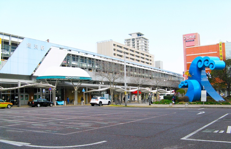 姪浜駅南口のロータリー。西日本鉄道のバス路線や商業施設・マリノアシティ福岡行きのバスの停留所があります。