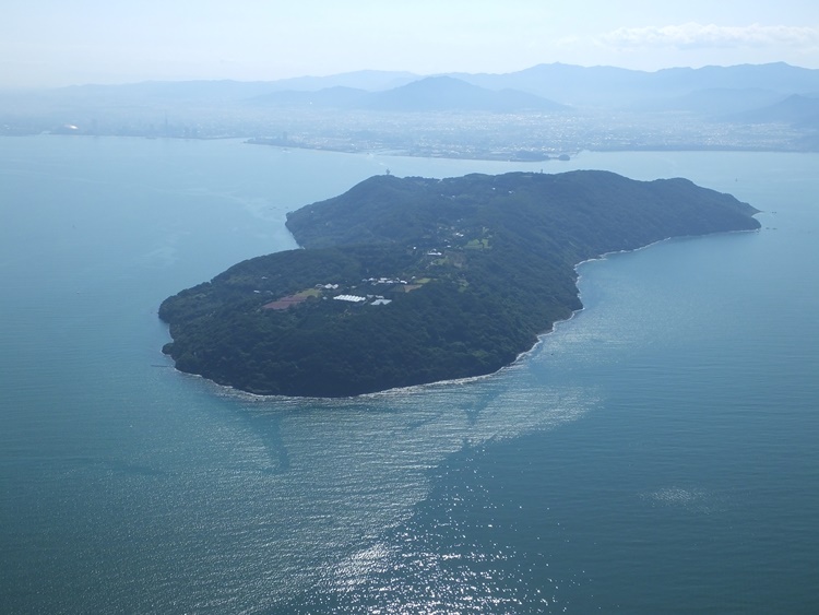 博多湾に浮かぶ能古島。気軽に南国気分が味わえる場所として、福岡市民に親しまれています。
写真提供：福岡市
