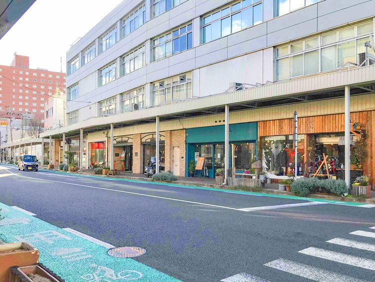 福島県庁前から信夫山公園東側入口を結ぶ通りに商店街がある