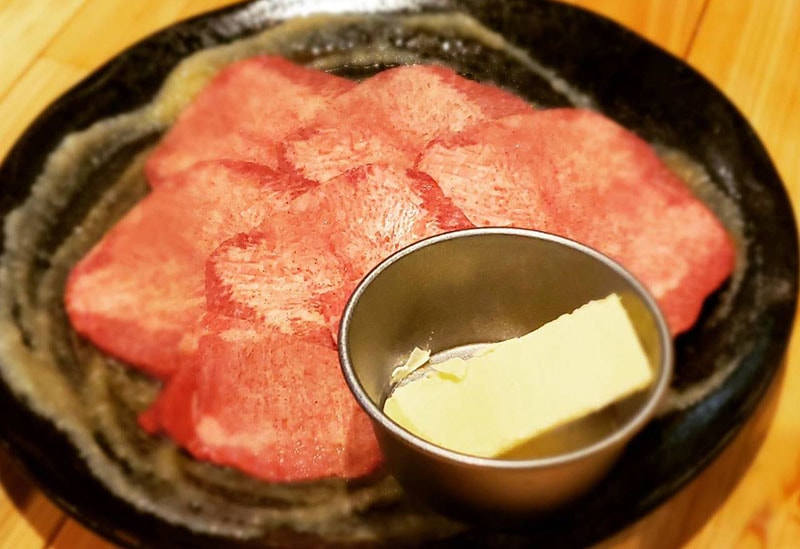 看板メニュー「牛タンバター」は、脂の乗ったタン元に近い部分のみを使用している逸品