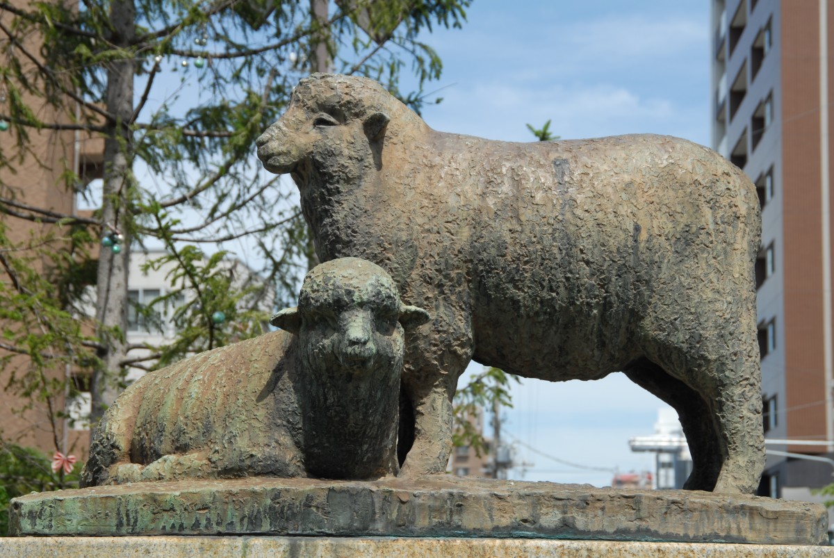 写真提供：泉大津市
「毛布のまち」泉大津のシンボル・羊の銅像が駅前でお出迎え