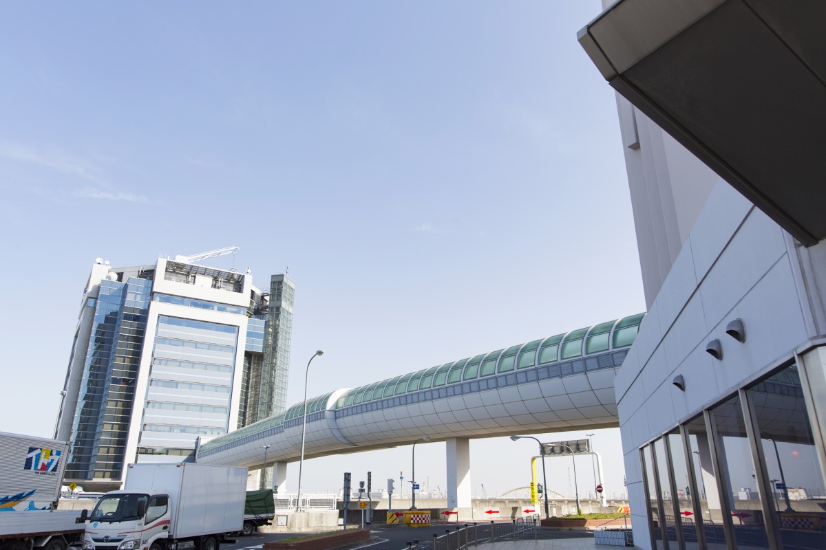 「きららセンタービル」は、阪神高速道路泉大津PAと連絡橋で直結。高速道路をまたぐ連絡協は全国でもめずらしい。PAには展望スペースもある